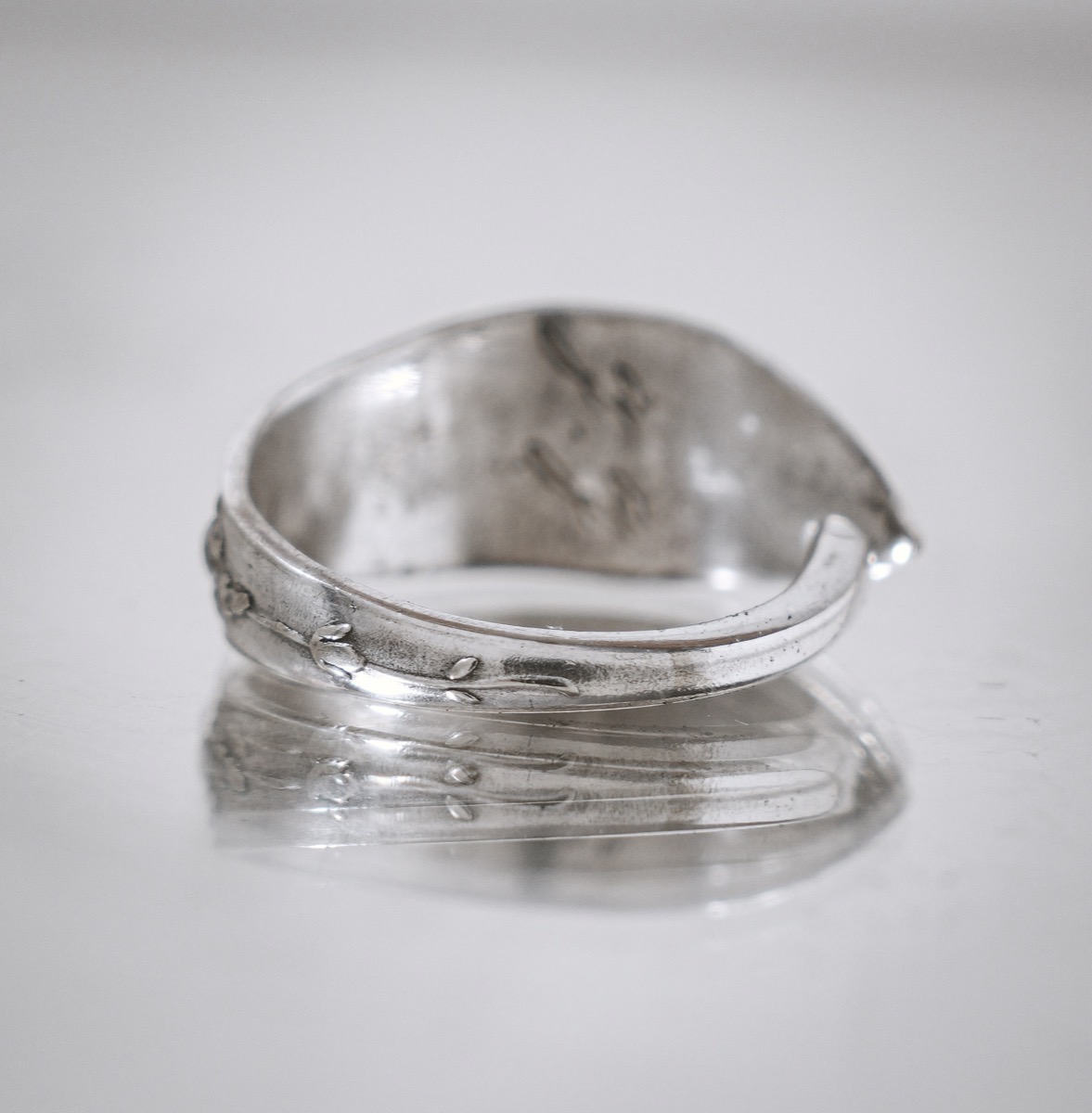 Bague Aux Anges - bijou artisanal en argenterie recyclée, fait main à Marseille par XV3foisrien