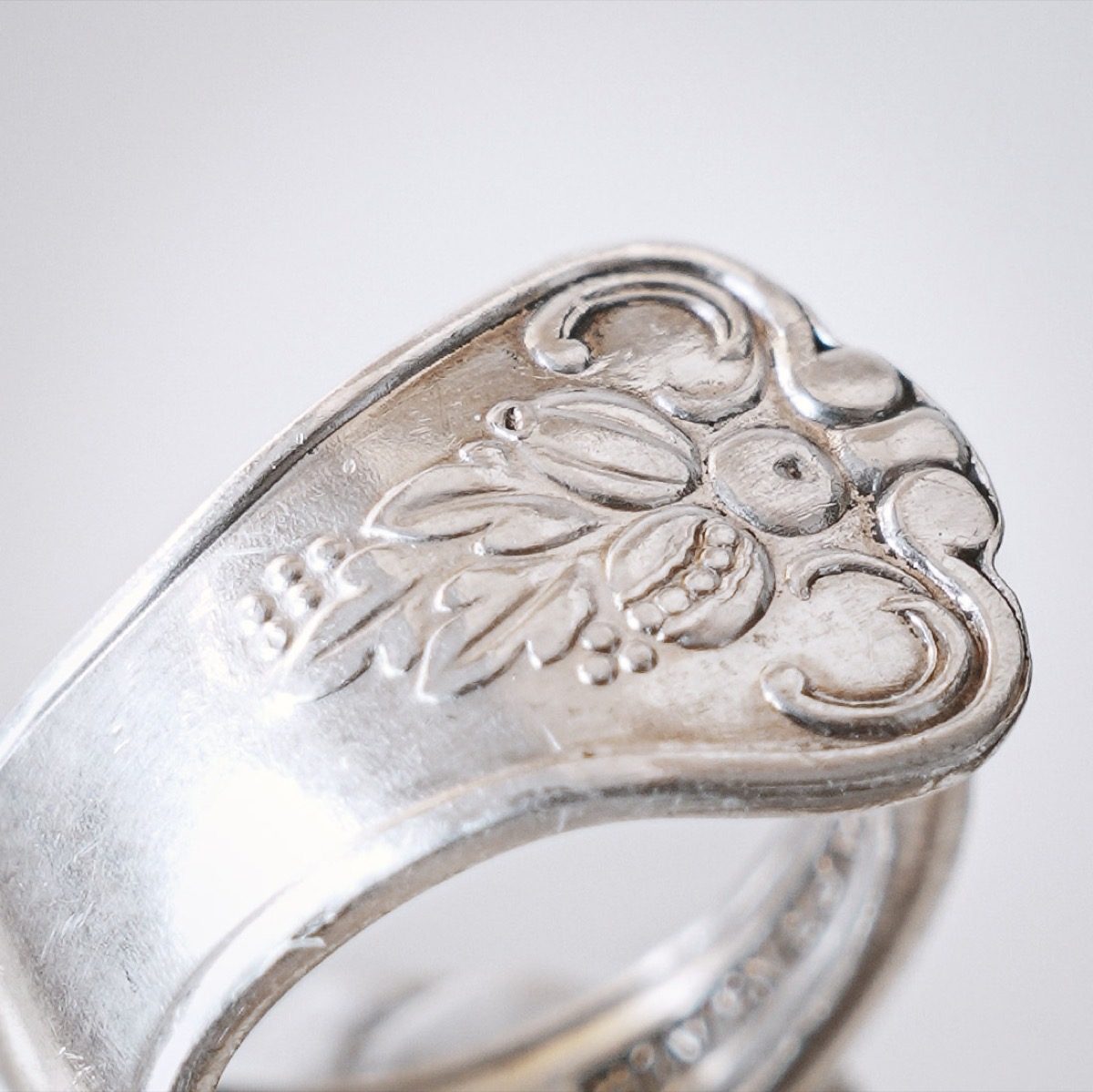 Bague Baies & Feuillage - bijou artisanal en argenterie recyclée, fait main à Marseille par XV3foisrien