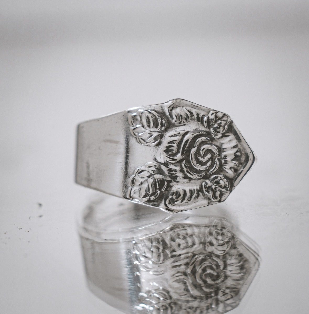Bague Bouton de Rose - bijou artisanal en argenterie recyclée, fait main à Marseille par XV3foisrien