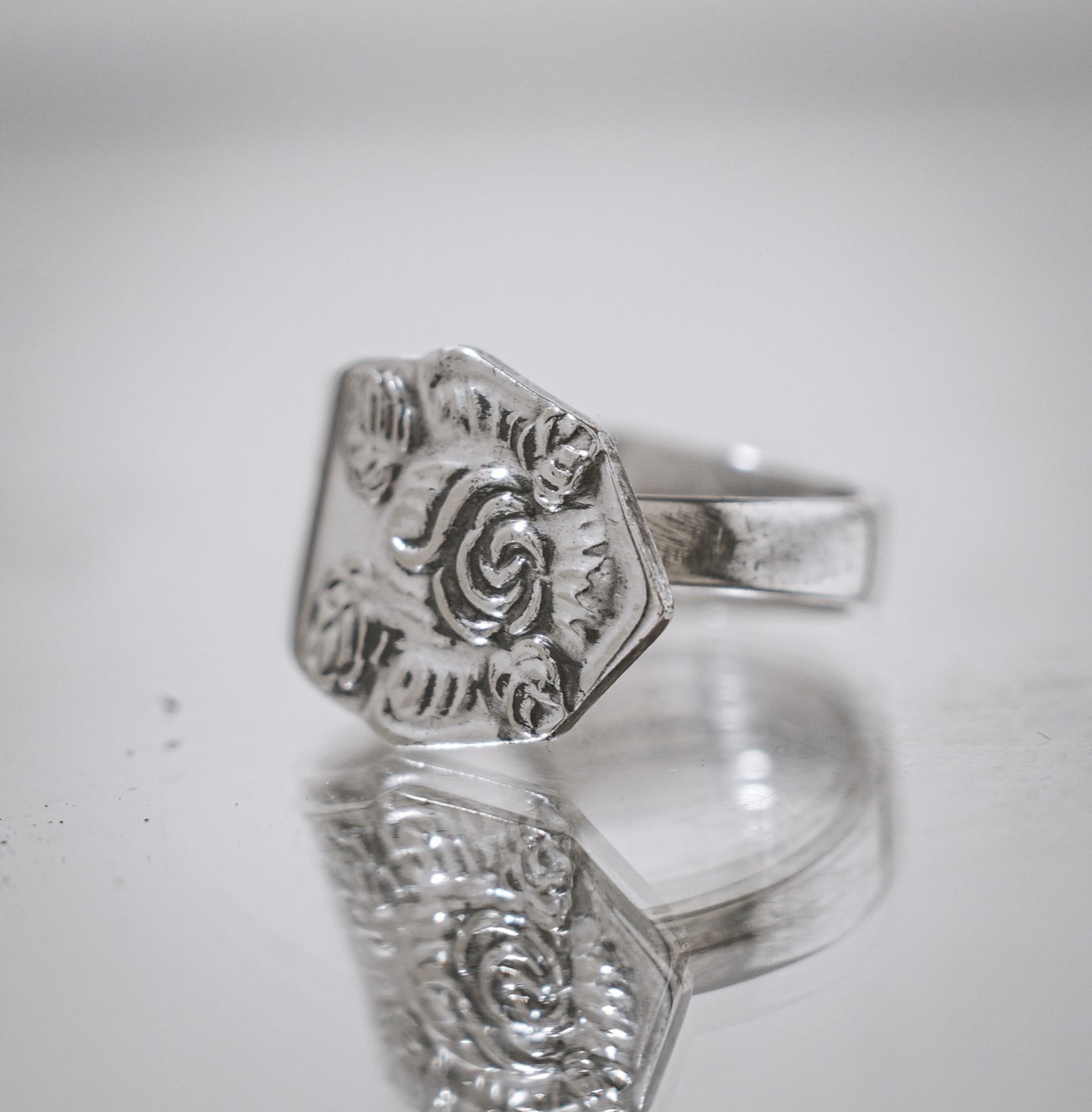 Bague Bouton de Rose - bijou artisanal en argenterie recyclée, fait main à Marseille par XV3foisrien