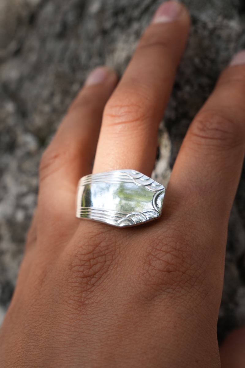 Bague Colonne Volute - bijou artisanal en argenterie recyclée, fait main à Marseille par XV3foisrien