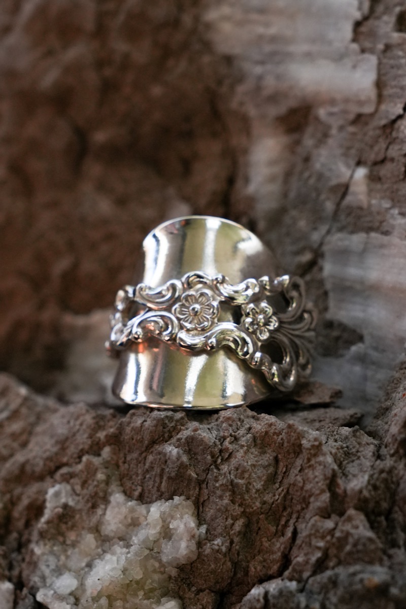 Bague Cuillère Entière Fleurie - bijou artisanal en argenterie recyclée, fait main à Marseille par XV3foisrien