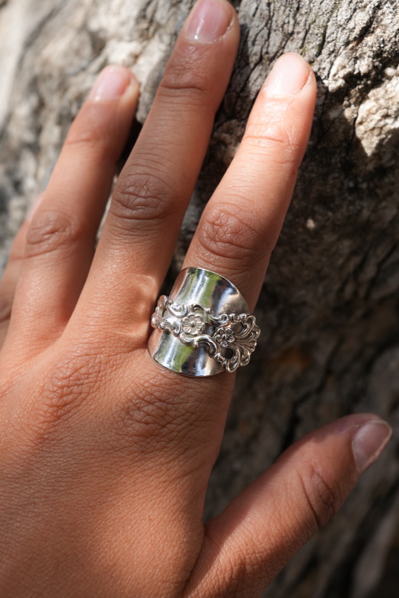 Bague Cuillère Entière Fleurie - bijou artisanal en argenterie recyclée, fait main à Marseille par XV3foisrien