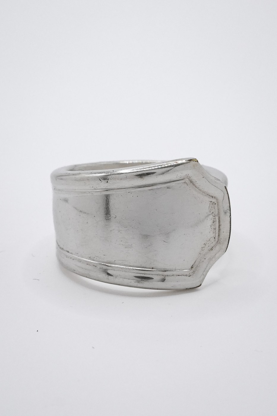 Bague Écusson - bijou artisanal en argenterie recyclée, fait main à Marseille par XV3foisrien