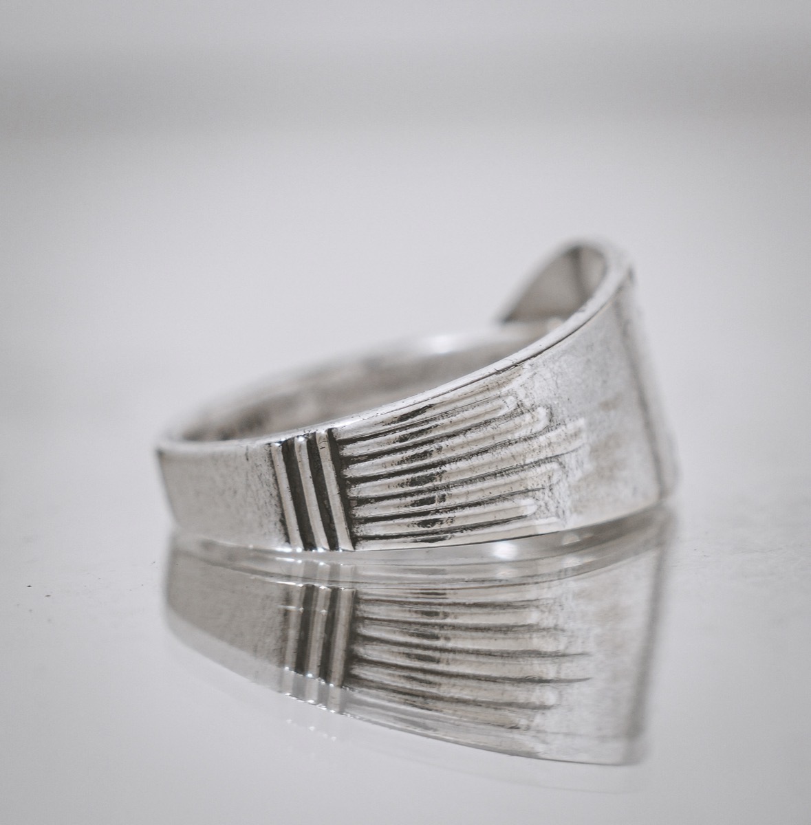 Bague Feuille de Chêne Recyclée - bijou artisanal en argenterie recyclée, fait main à Marseille par XV3foisrien