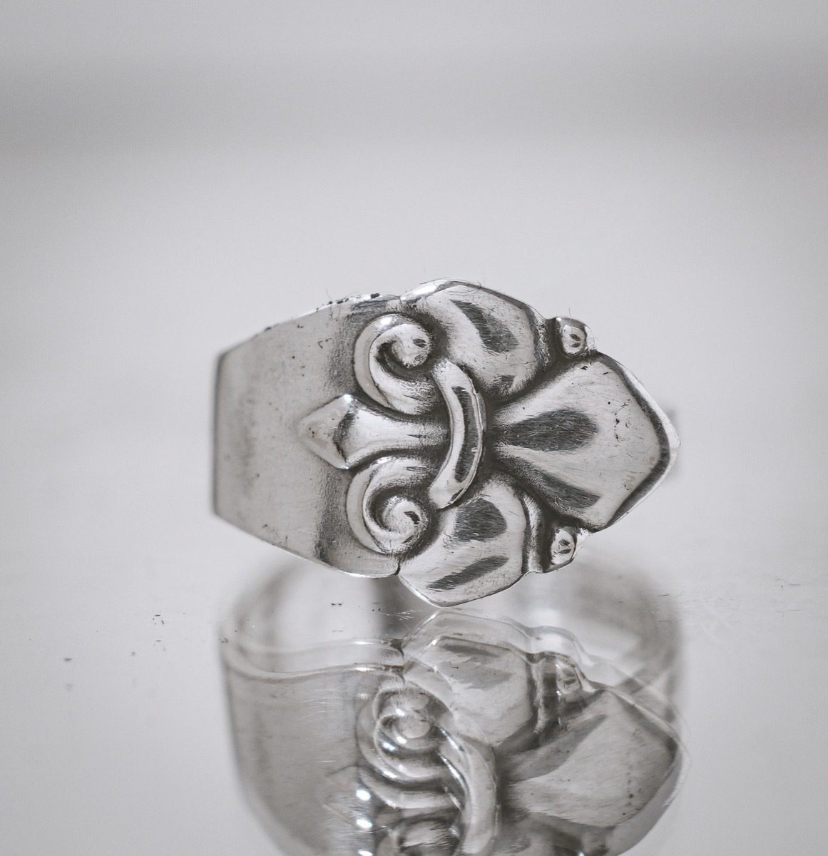 Bague Fleur de Lys - bijou artisanal en argenterie recyclée, fait main à Marseille par XV3foisrien