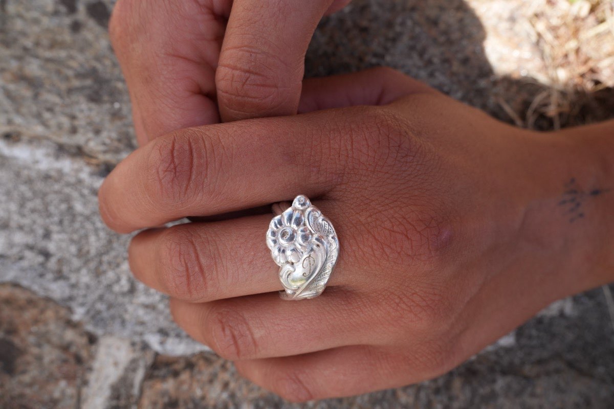 Bague Fleurs Signée P vue 3