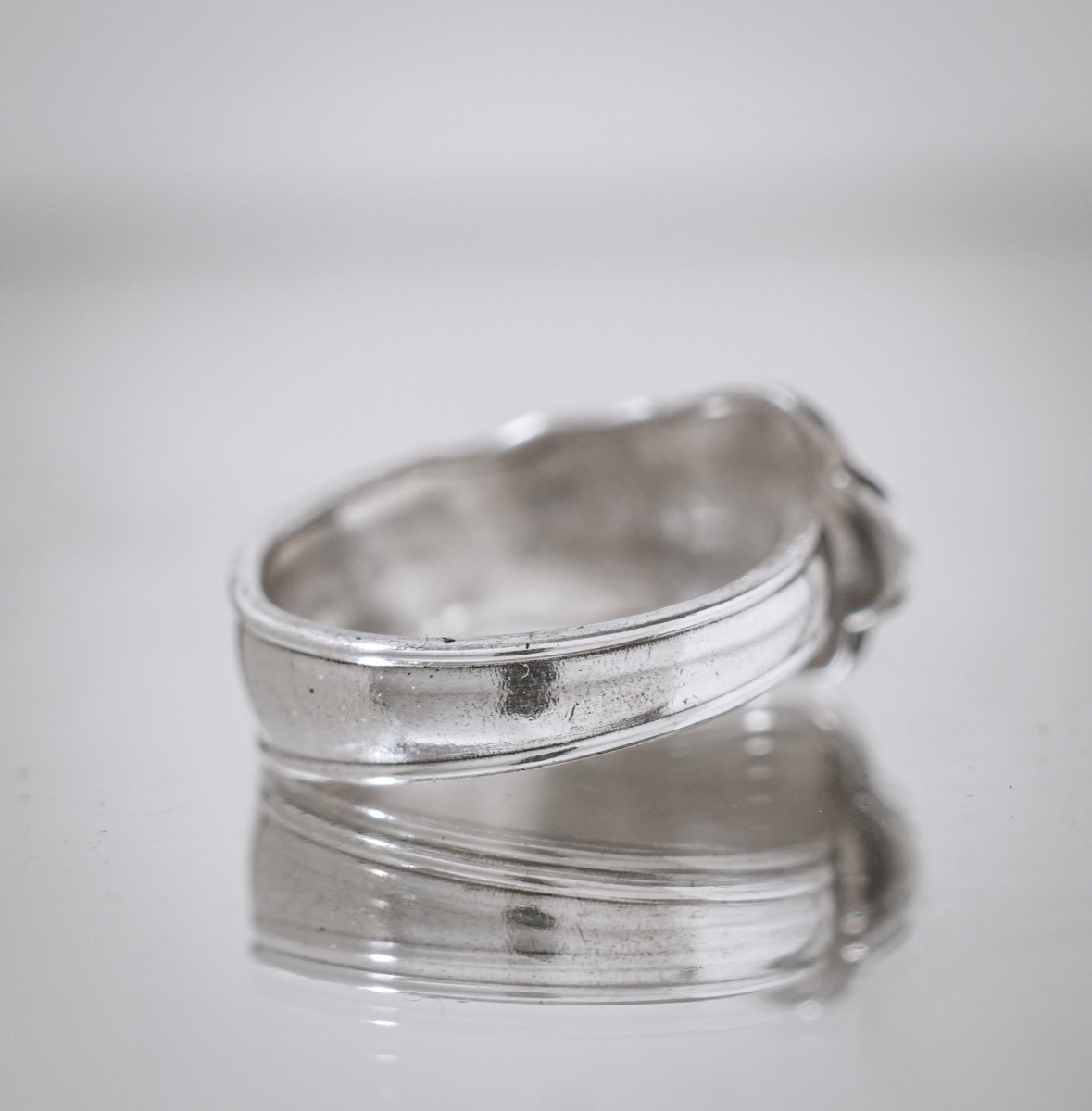 Bague Héritage Fine Volute - bijou artisanal en argenterie recyclée, fait main à Marseille par XV3foisrien