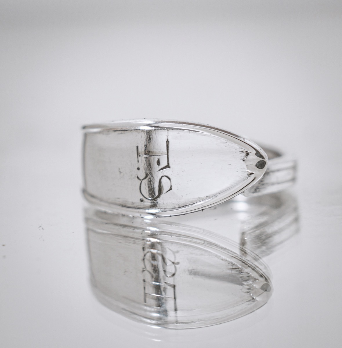 Bague Initiale FS - bijou artisanal en argenterie recyclée, fait main à Marseille par XV3foisrien