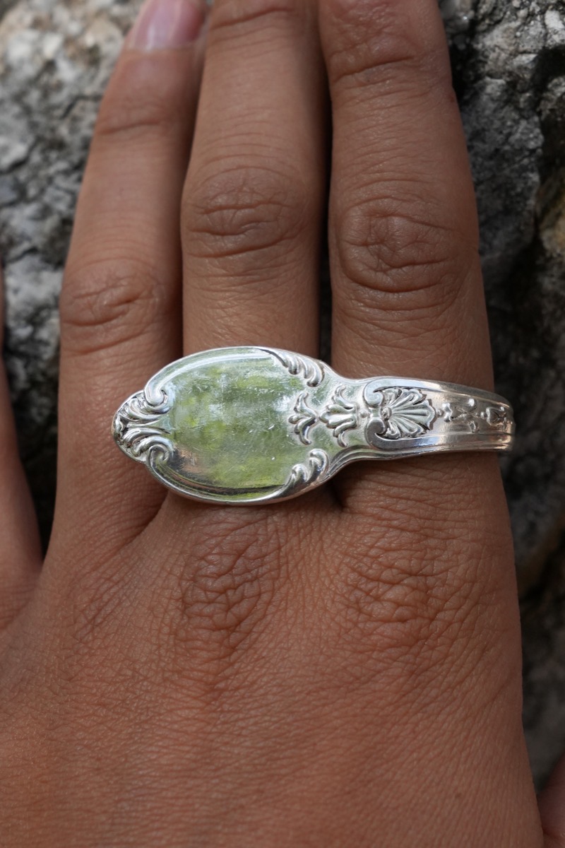 Bague Inter-Doigt Ornementale - bijou artisanal en argenterie recyclée, fait main à Marseille par XV3foisrien