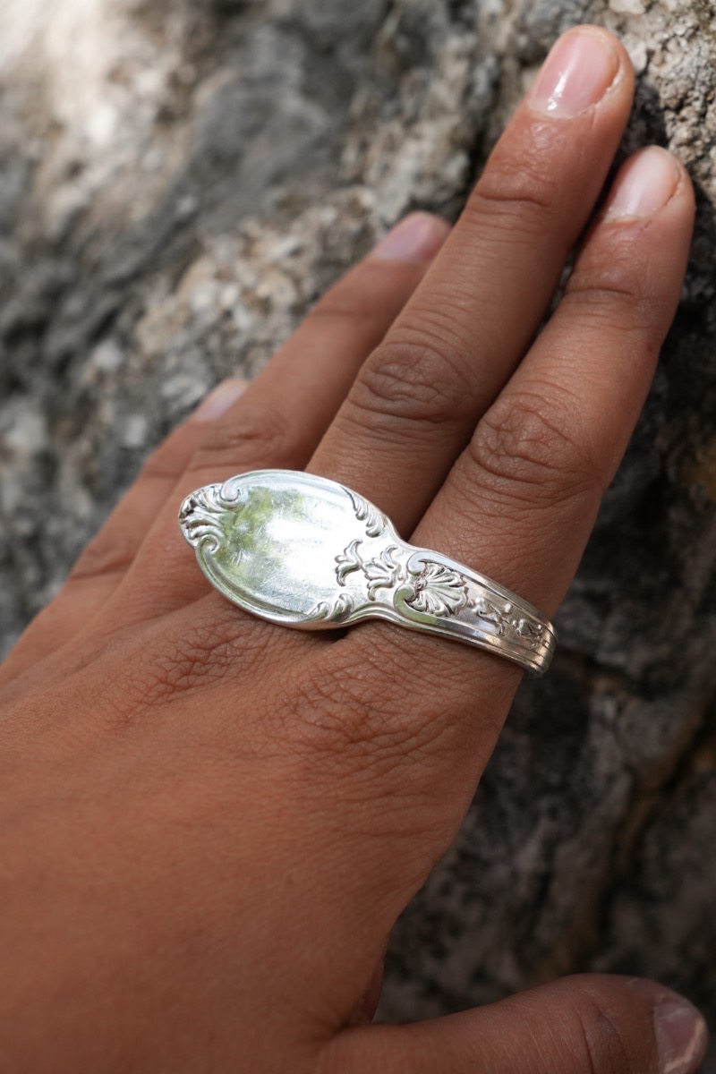 Bague Inter-Doigt Ornementale - bijou artisanal en argenterie recyclée, fait main à Marseille par XV3foisrien