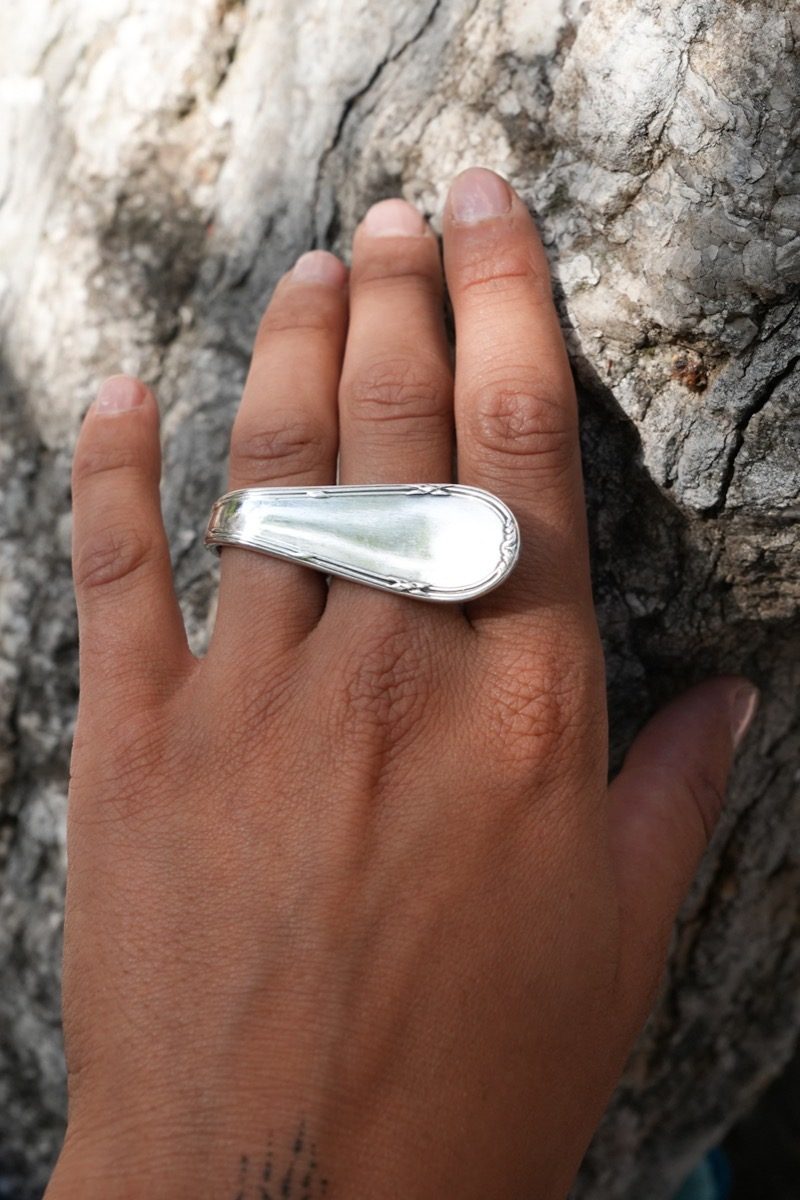 Bague Inter-Doigt Tour Orné - bijou artisanal en argenterie recyclée, fait main à Marseille par XV3foisrien