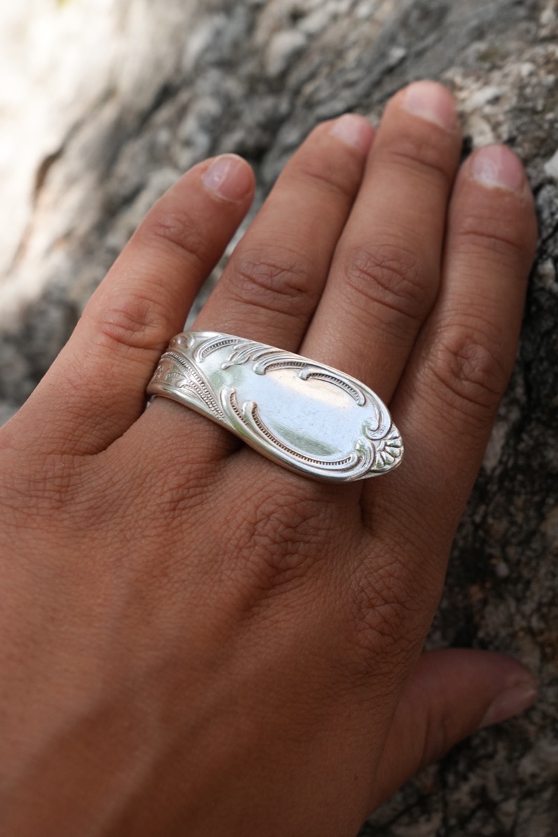 Bague Inter-Doigt Volutes - bijou artisanal en argenterie recyclée, fait main à Marseille par XV3foisrien