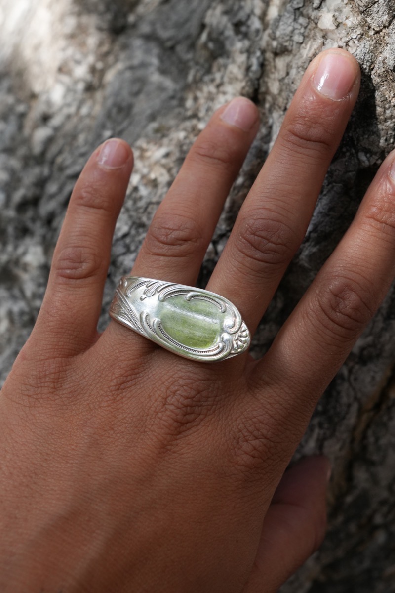 Bague Inter-Doigt Volutes - bijou artisanal en argenterie recyclée, fait main à Marseille par XV3foisrien