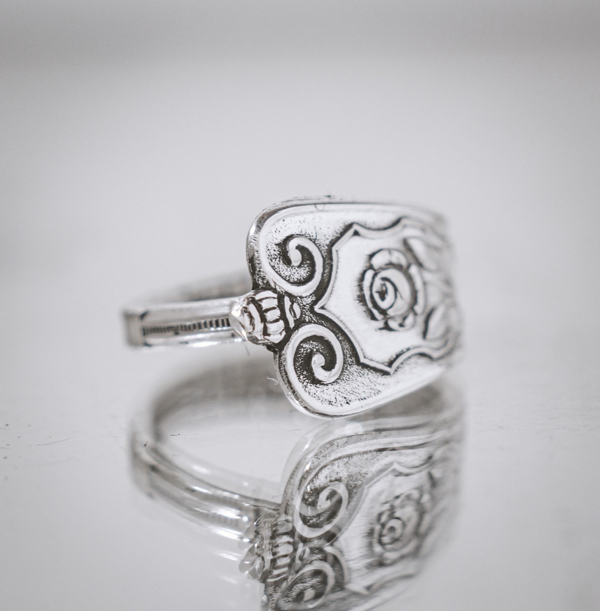 Bague Le Rosier - bijou artisanal en argenterie recyclée, fait main à Marseille par XV3foisrien