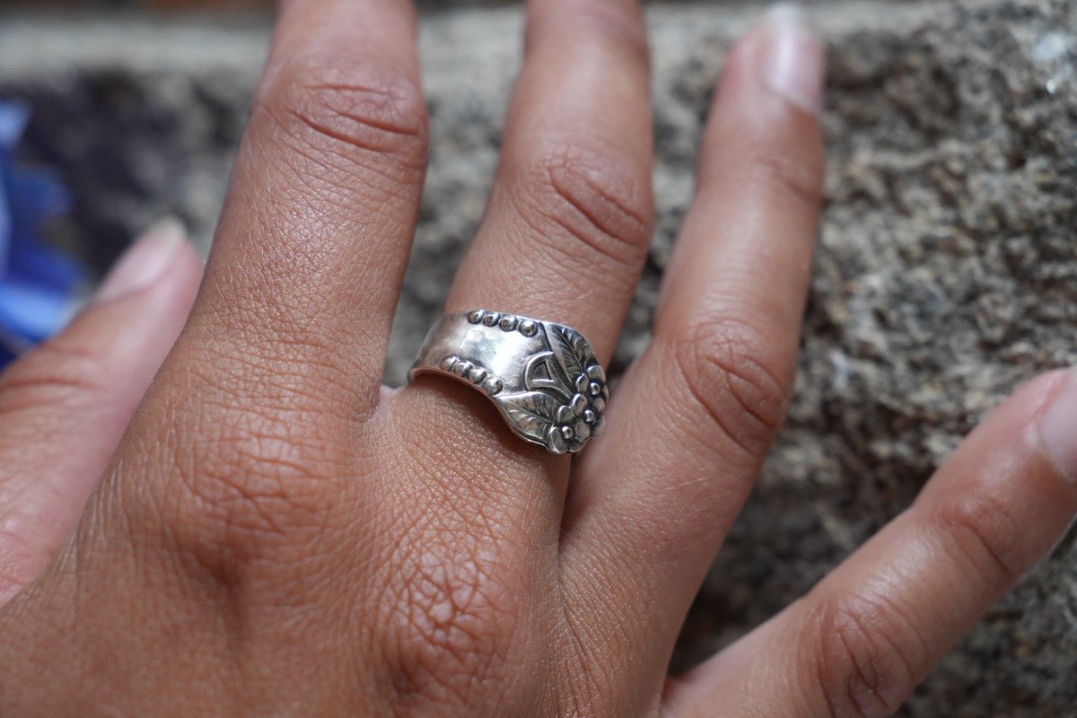 Bague Magnolia - bijou artisanal en argenterie recyclée, fait main à Marseille par XV3foisrien