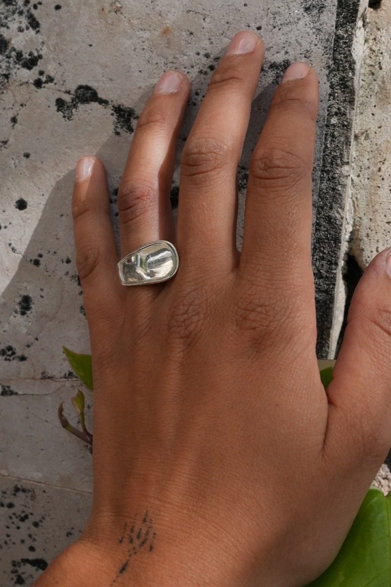 Bague Monochrome - bijou artisanal en argenterie recyclée, fait main à Marseille par XV3foisrien