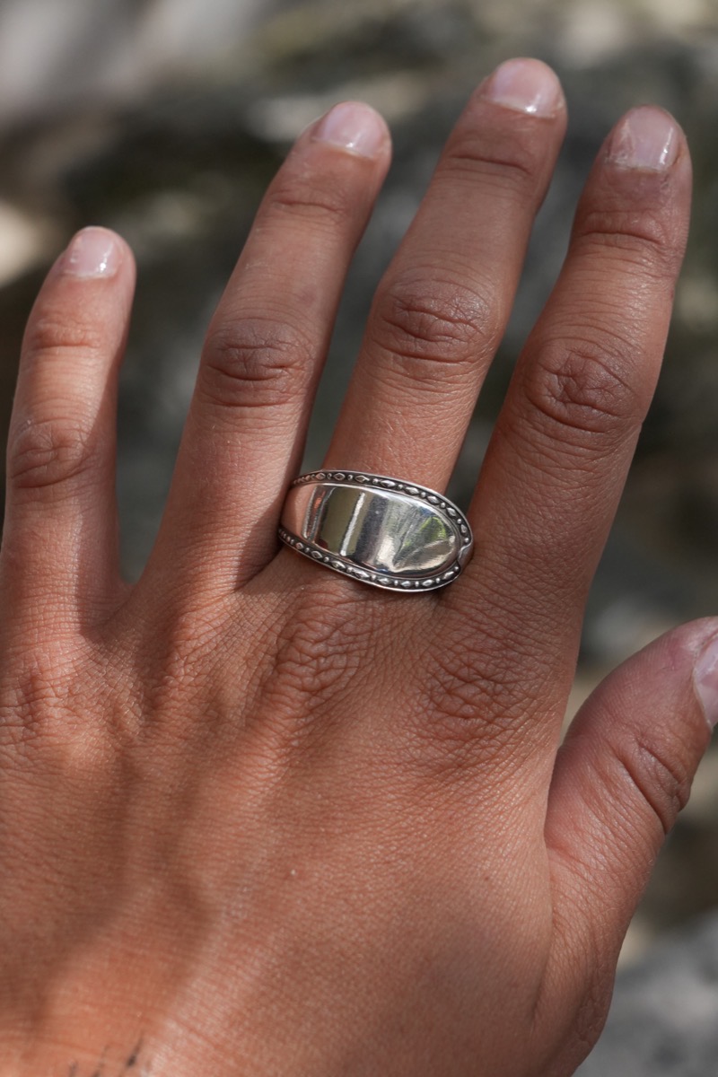 Bague Ornement Pointillé - bijou artisanal en argenterie recyclée, fait main à Marseille par XV3foisrien