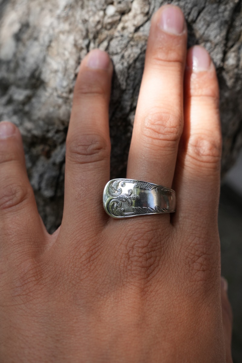 Bague Ornementale Ciselée - bijou artisanal en argenterie recyclée, fait main à Marseille par XV3foisrien