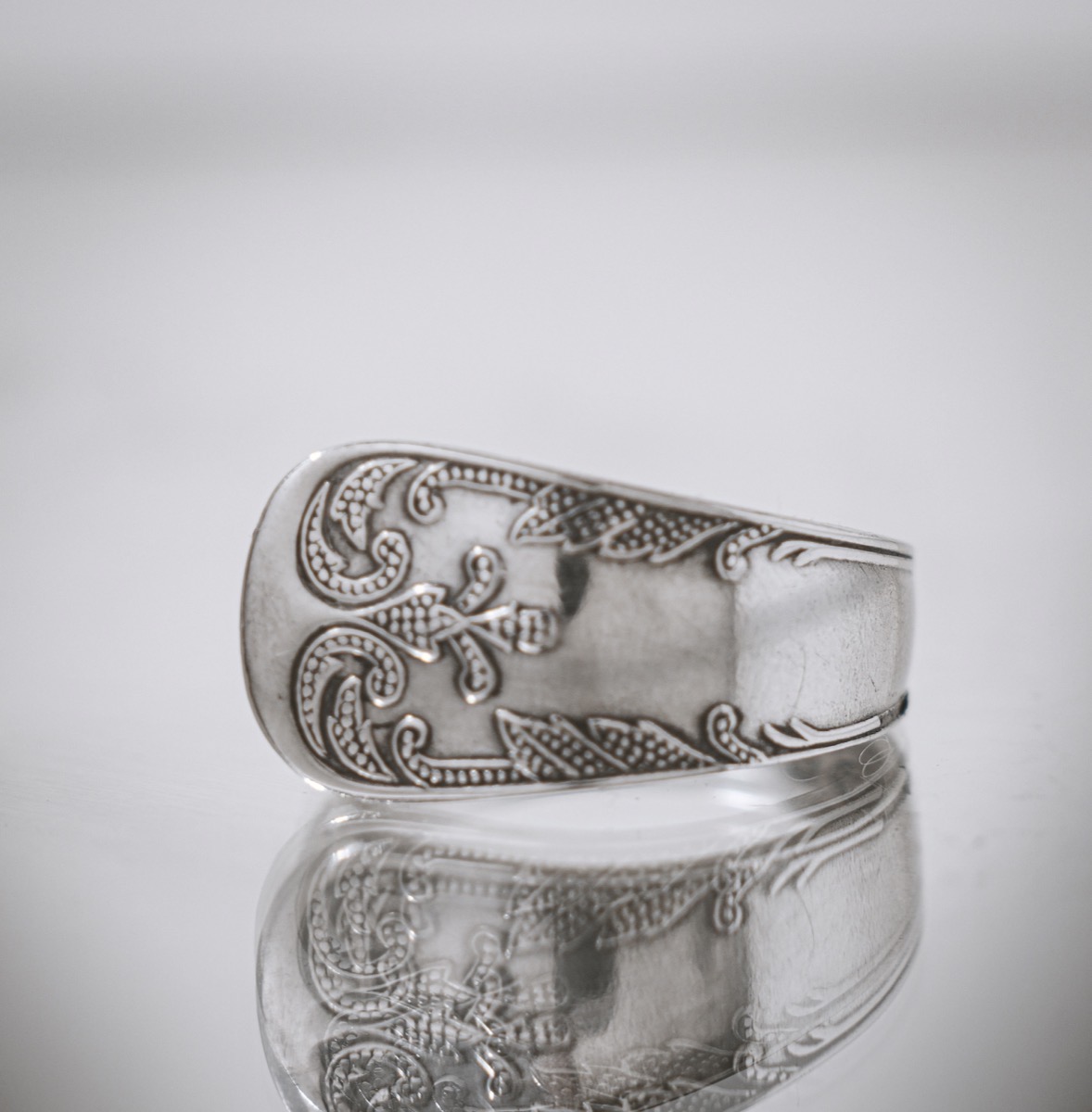 Bague Ornementale Ciselée - bijou artisanal en argenterie recyclée, fait main à Marseille par XV3foisrien