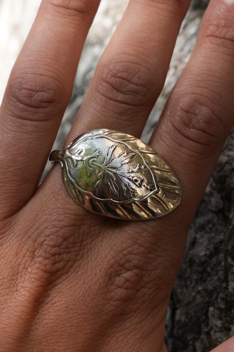 Bague Passante Feuille - bijou artisanal en argenterie recyclée, fait main à Marseille par XV3foisrien