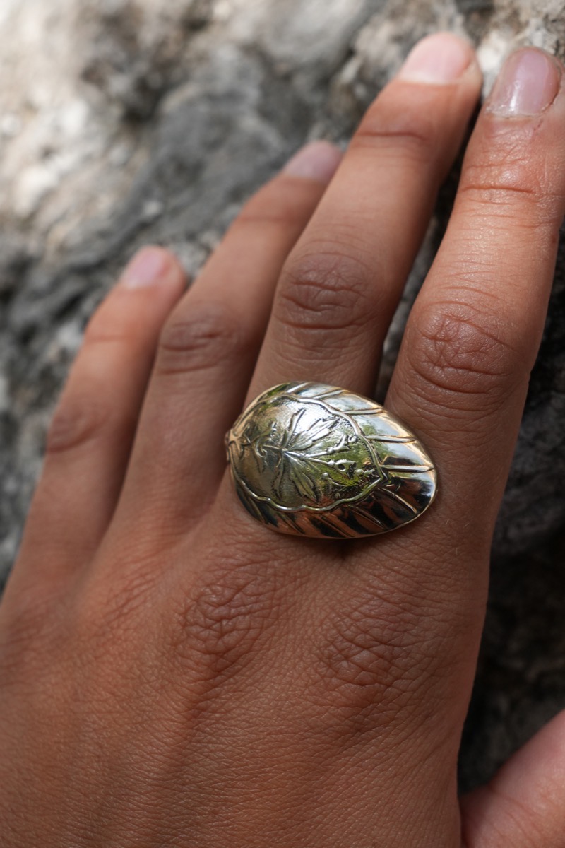 Bague Passante Feuille - bijou artisanal en argenterie recyclée, fait main à Marseille par XV3foisrien