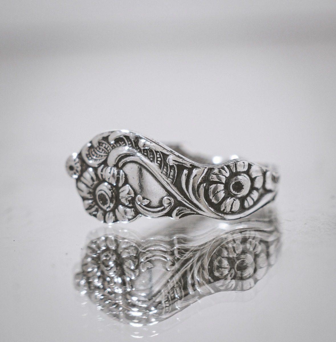 Bague Petites Fleurs - bijou artisanal en argenterie recyclée, fait main à Marseille par XV3foisrien