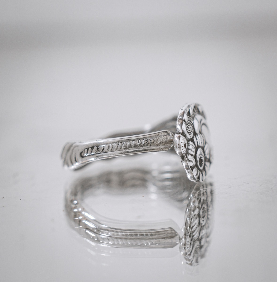 Bague Petites Fleurs - bijou artisanal en argenterie recyclée, fait main à Marseille par XV3foisrien