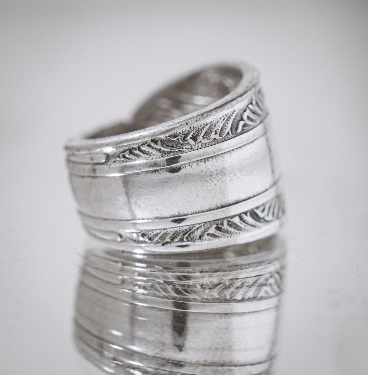 Bague Plume - bijou artisanal en argenterie recyclée, fait main à Marseille par XV3foisrien