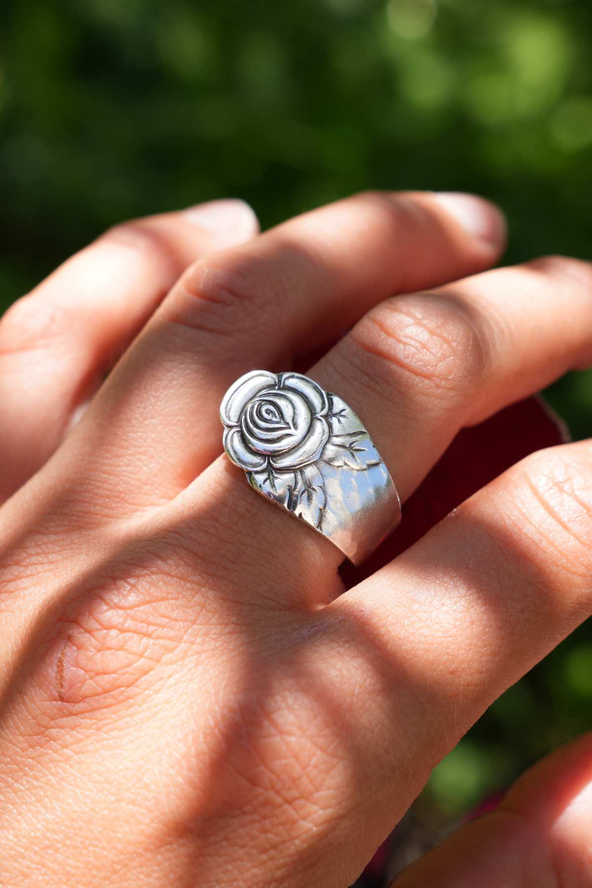 Bague Rose Éclose - bijou artisanal en argenterie recyclée, fait main à Marseille par XV3foisrien