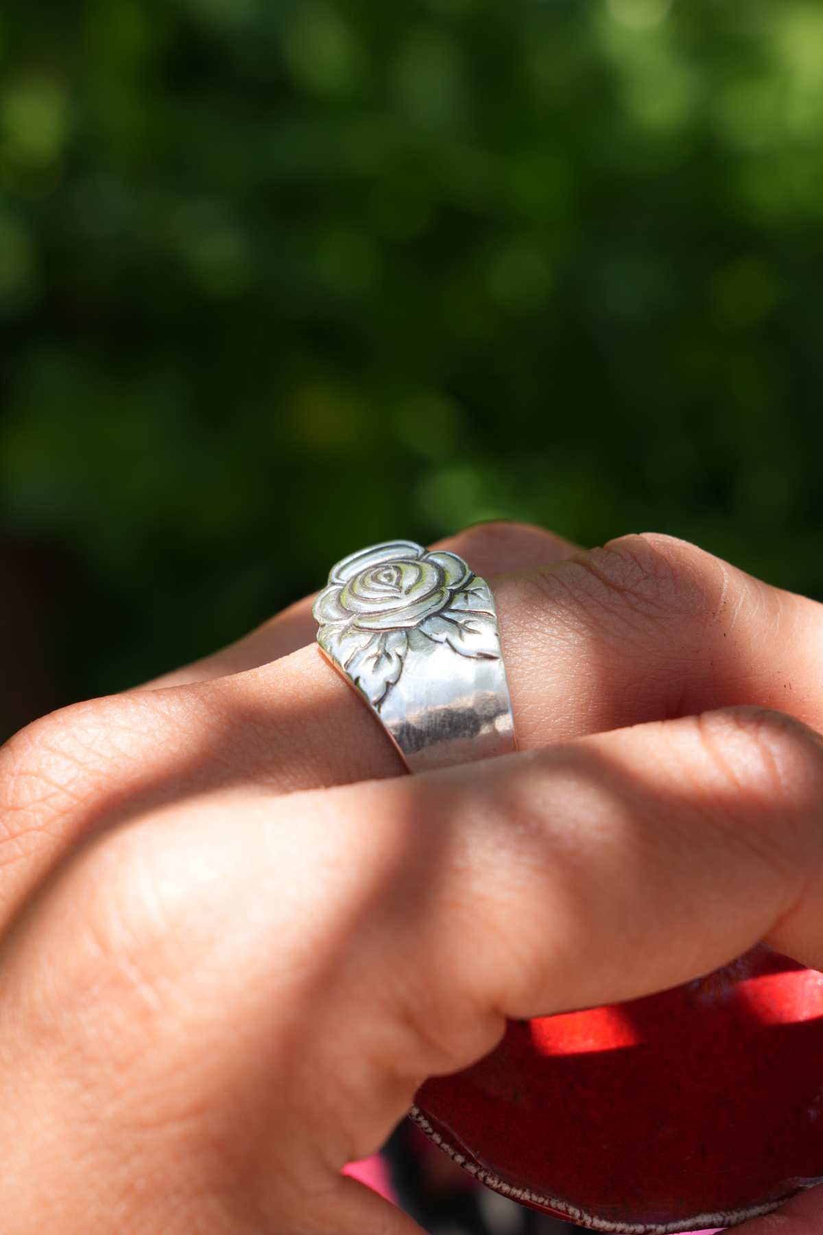 Bague Rose Éclose - bijou artisanal en argenterie recyclée, fait main à Marseille par XV3foisrien