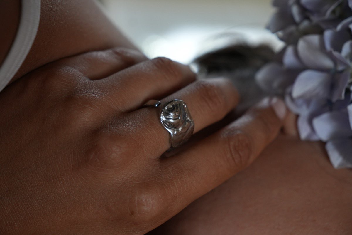 Bague Rose Enveloppante - bijou artisanal en argenterie recyclée, fait main à Marseille par XV3foisrien