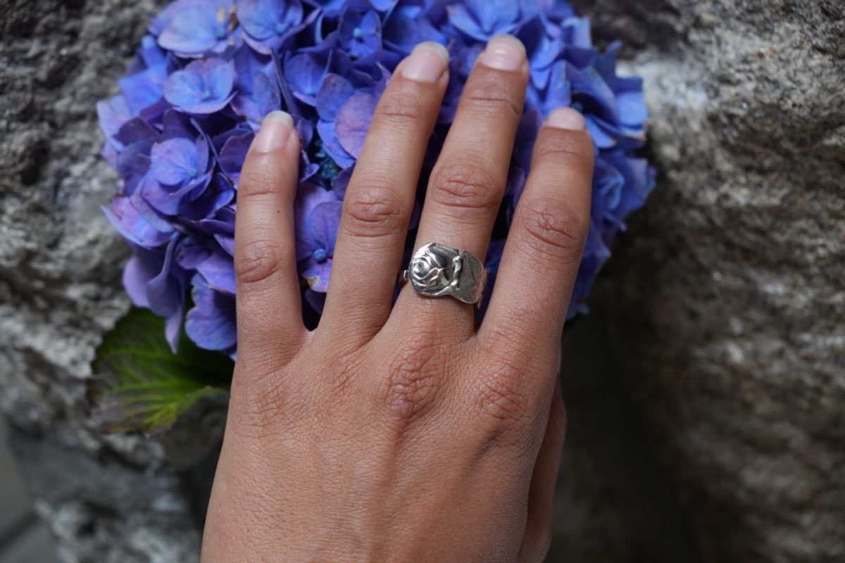 Bague Rose Enveloppante - bijou artisanal en argenterie recyclée, fait main à Marseille par XV3foisrien