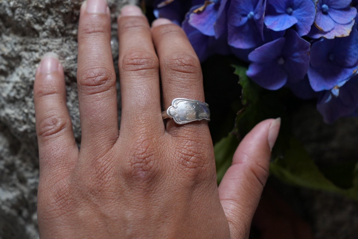 Bague "Signet" H - bijou artisanal en argenterie recyclée, fait main à Marseille par XV3foisrien