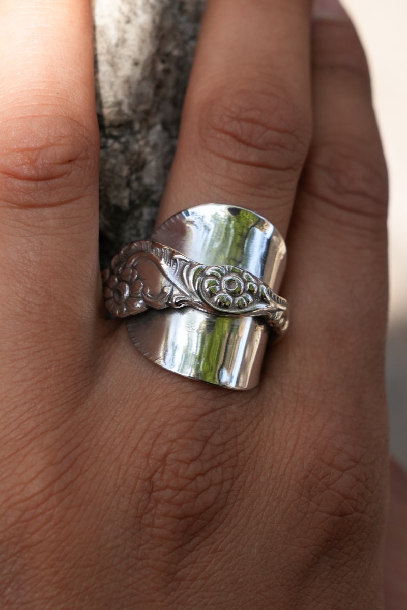Bague Tournée Fleurs - bijou artisanal en argenterie recyclée, fait main à Marseille par XV3foisrien
