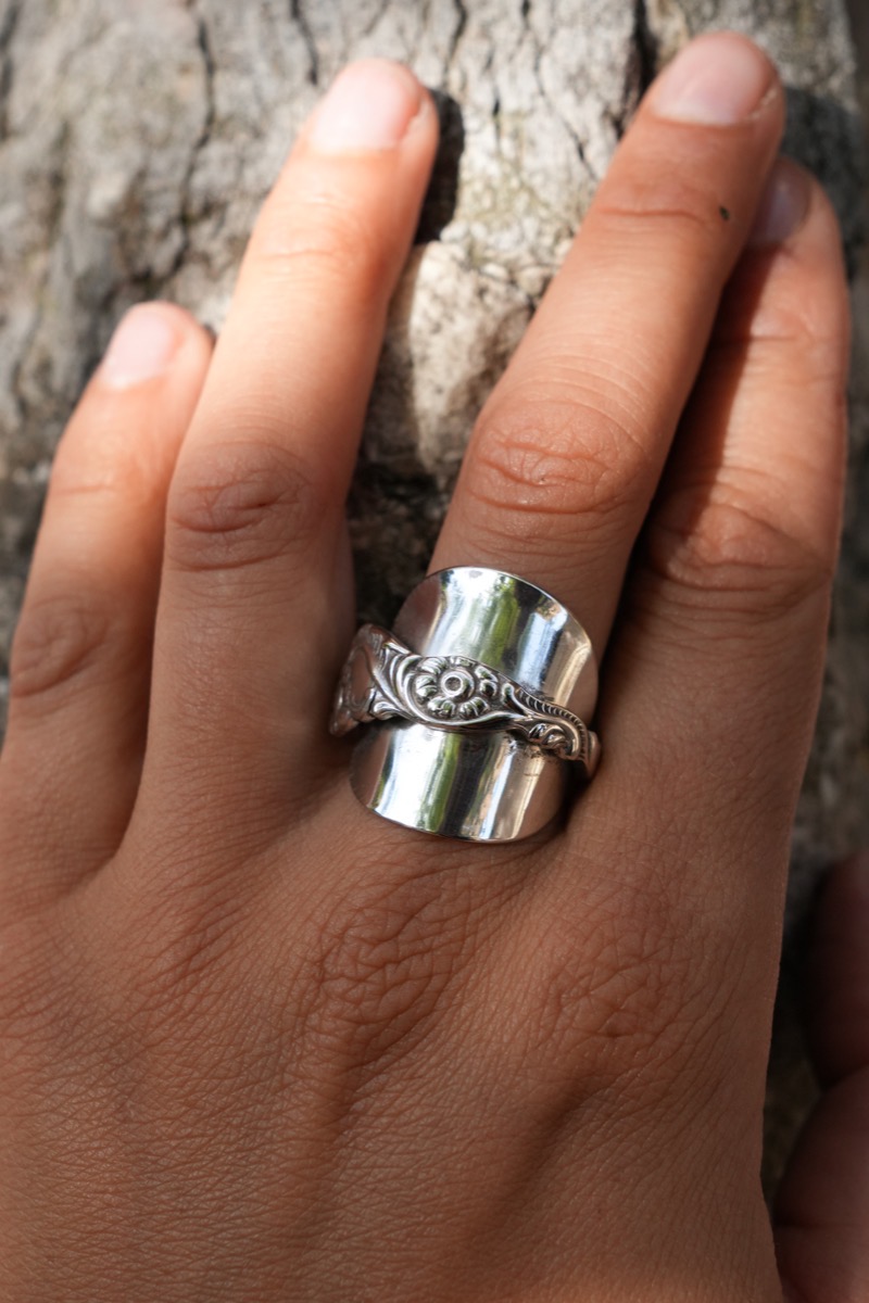 Bague Tournée Fleurs - bijou artisanal en argenterie recyclée, fait main à Marseille par XV3foisrien