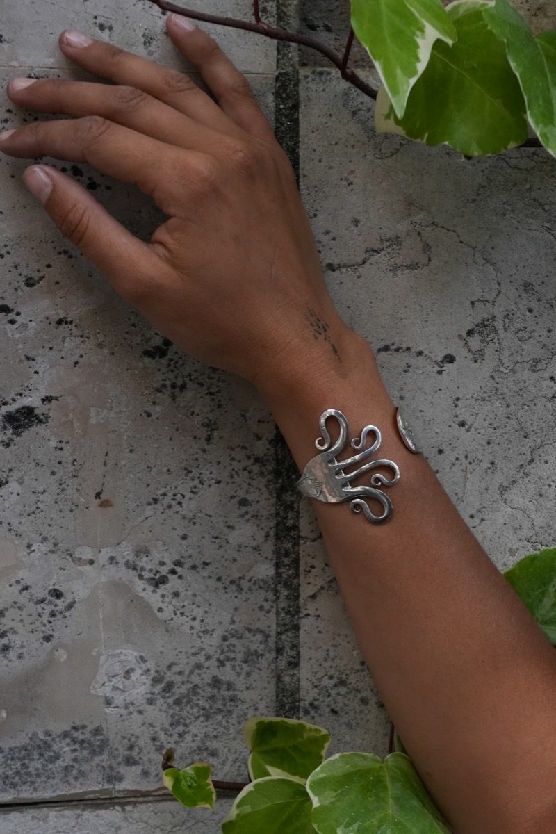 Bracelet Fourchette Pieuvre - bijou artisanal en argenterie recyclée, fait main à Marseille par XV3foisrien