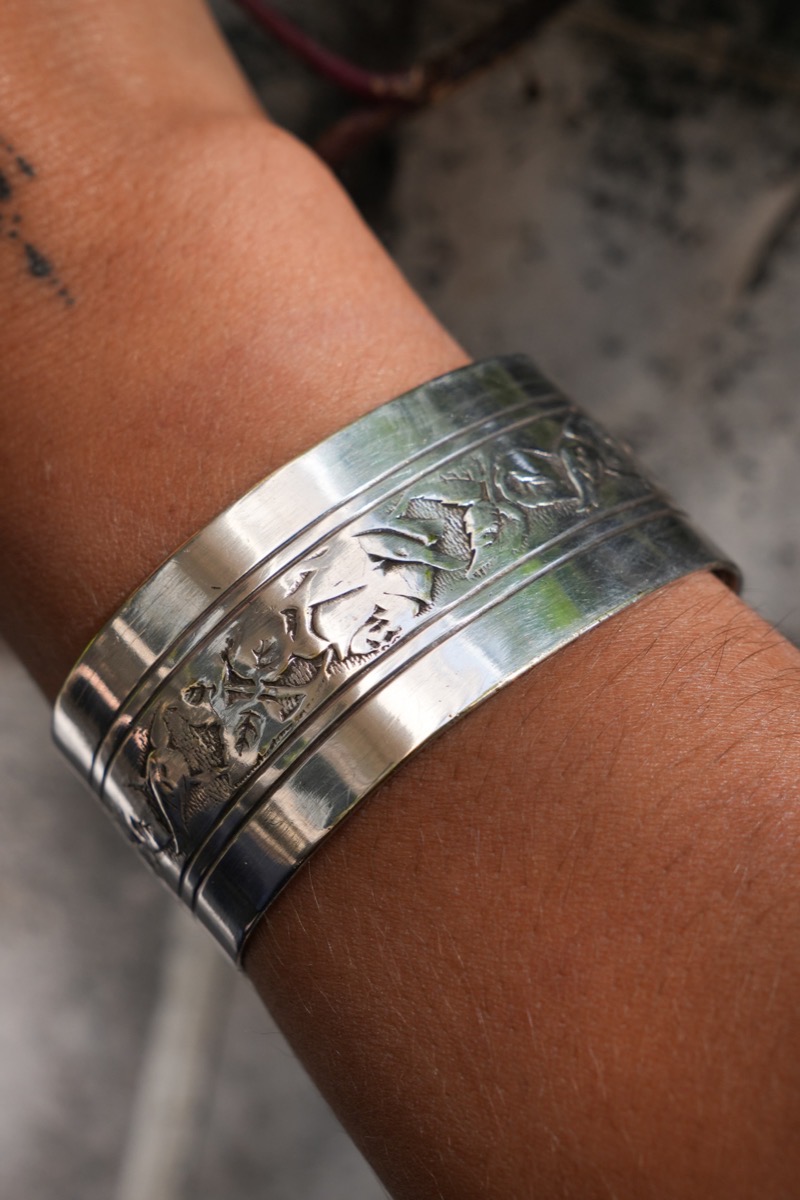 Bracelet Rond Serviette Fleurs - bijou artisanal en argenterie recyclée, fait main à Marseille par XV3foisrien