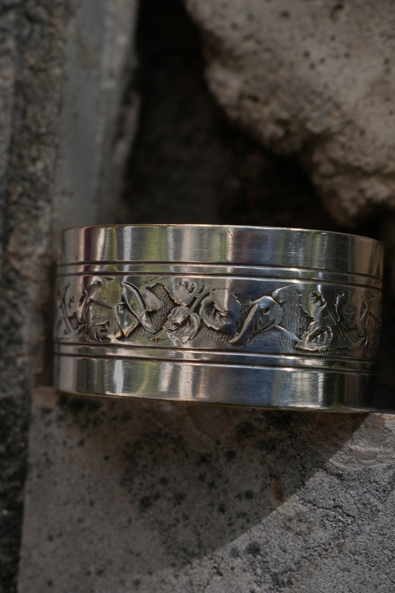 Bracelet Rond Serviette Fleurs - bijou artisanal en argenterie recyclée, fait main à Marseille par XV3foisrien