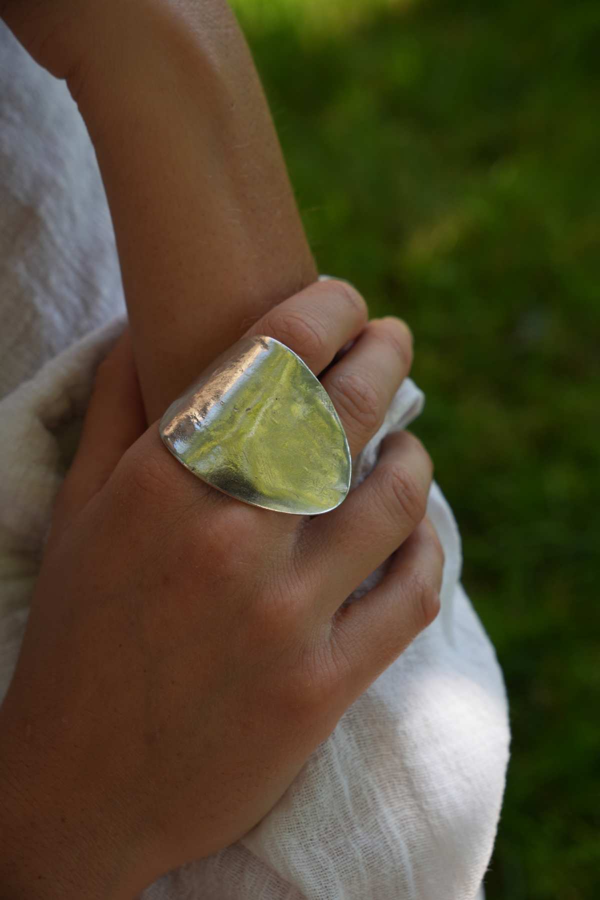 Bague Monolithe - bijou artisanal en argenterie recyclée, fait main à Marseille par XV3foisrien