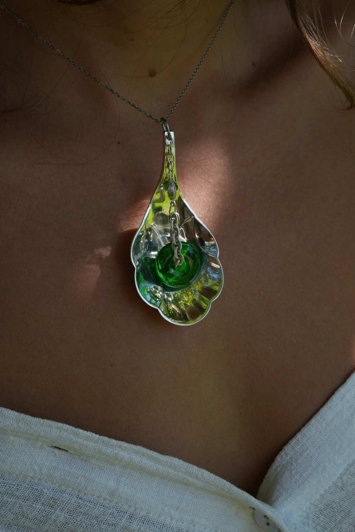 Pendentif Éclat de Rosée - bijou artisanal en argenterie recyclée, fait main à Marseille par XV3foisrien