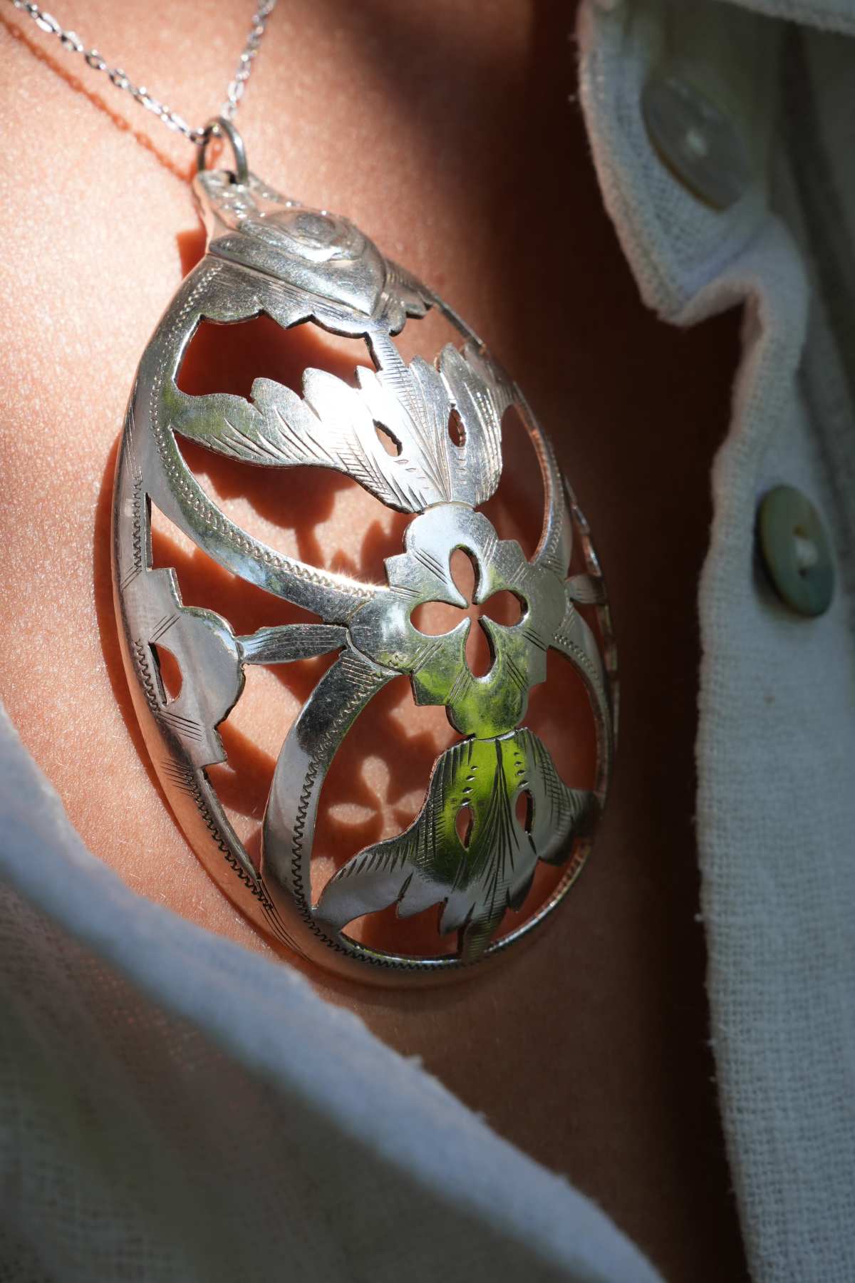 Pendentif Élégance Ajourée - bijou artisanal en argenterie recyclée, fait main à Marseille par XV3foisrien