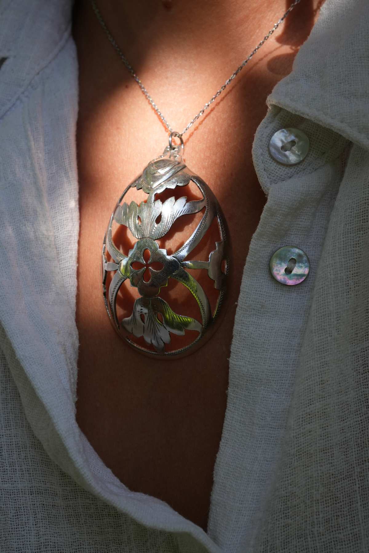 Pendentif Élégance Ajourée - bijou artisanal en argenterie recyclée, fait main à Marseille par XV3foisrien